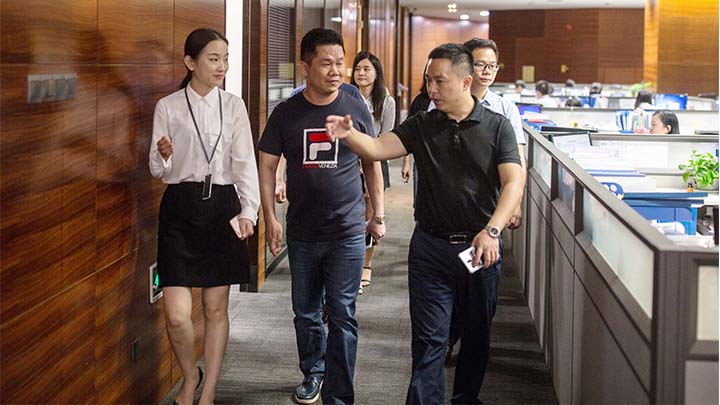 勇艺达机器人和奇信合影