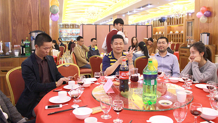 年会聚餐