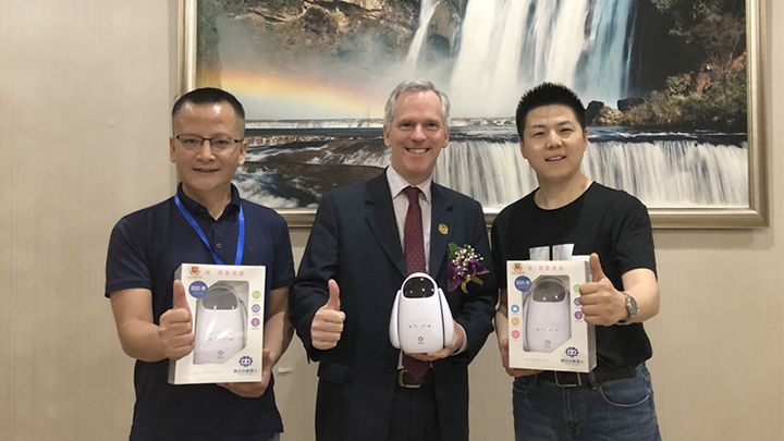 会后，安东尼先生在现场和团团勇合影