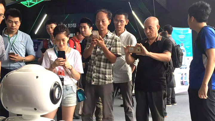 商务迎宾机器人大勇